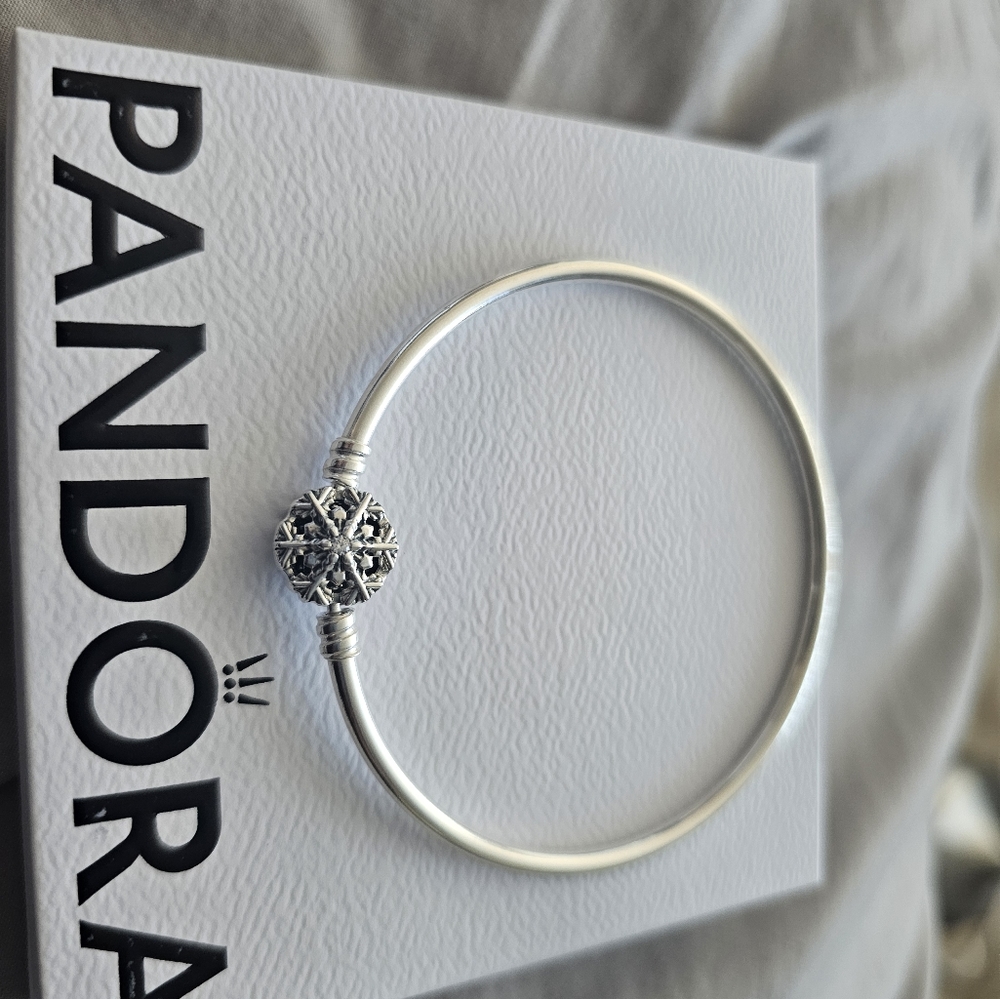 Pandora Moments Sparkling Snowflake Clasp Bangle Bracelet